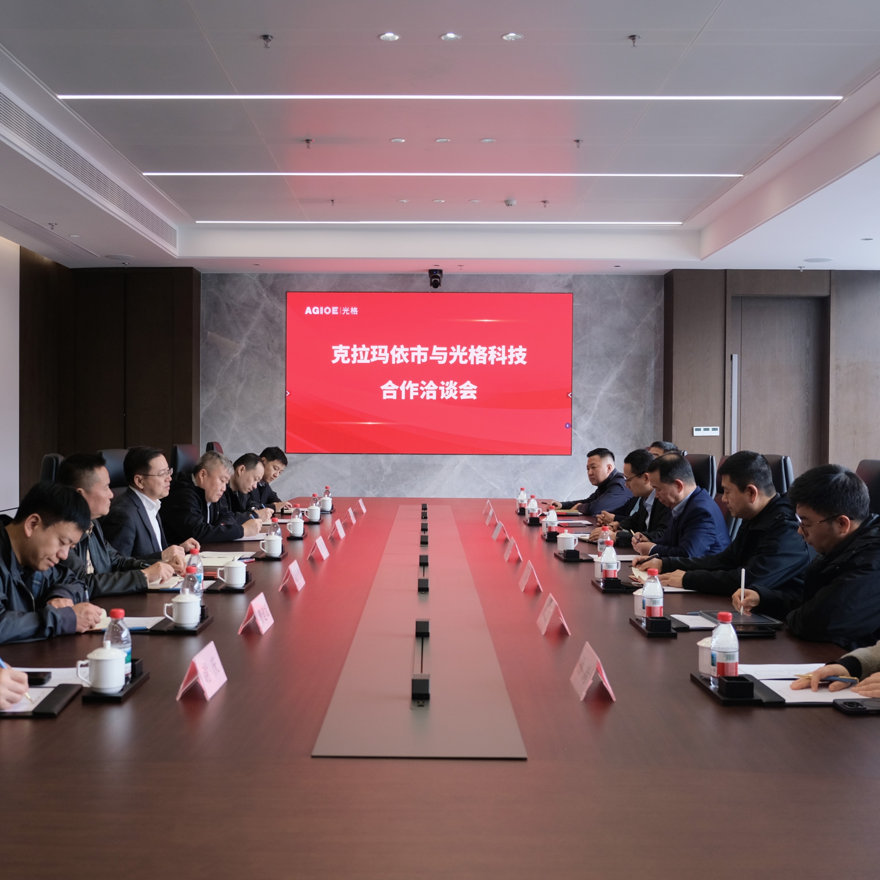 克拉瑪依市委常委、區(qū)委書記張煜一行蒞臨光格科技考察交流